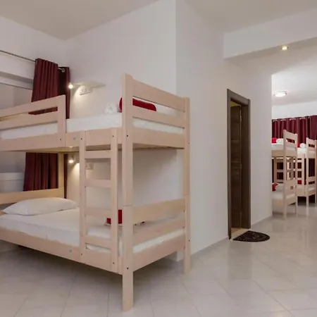 Free Bird - Bed In Five Bed Mixed 4 Holiday home